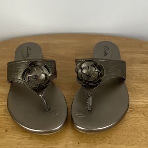 Clarks Women’s Pewter Flip Flop Flat Sandals Flower Size 9M